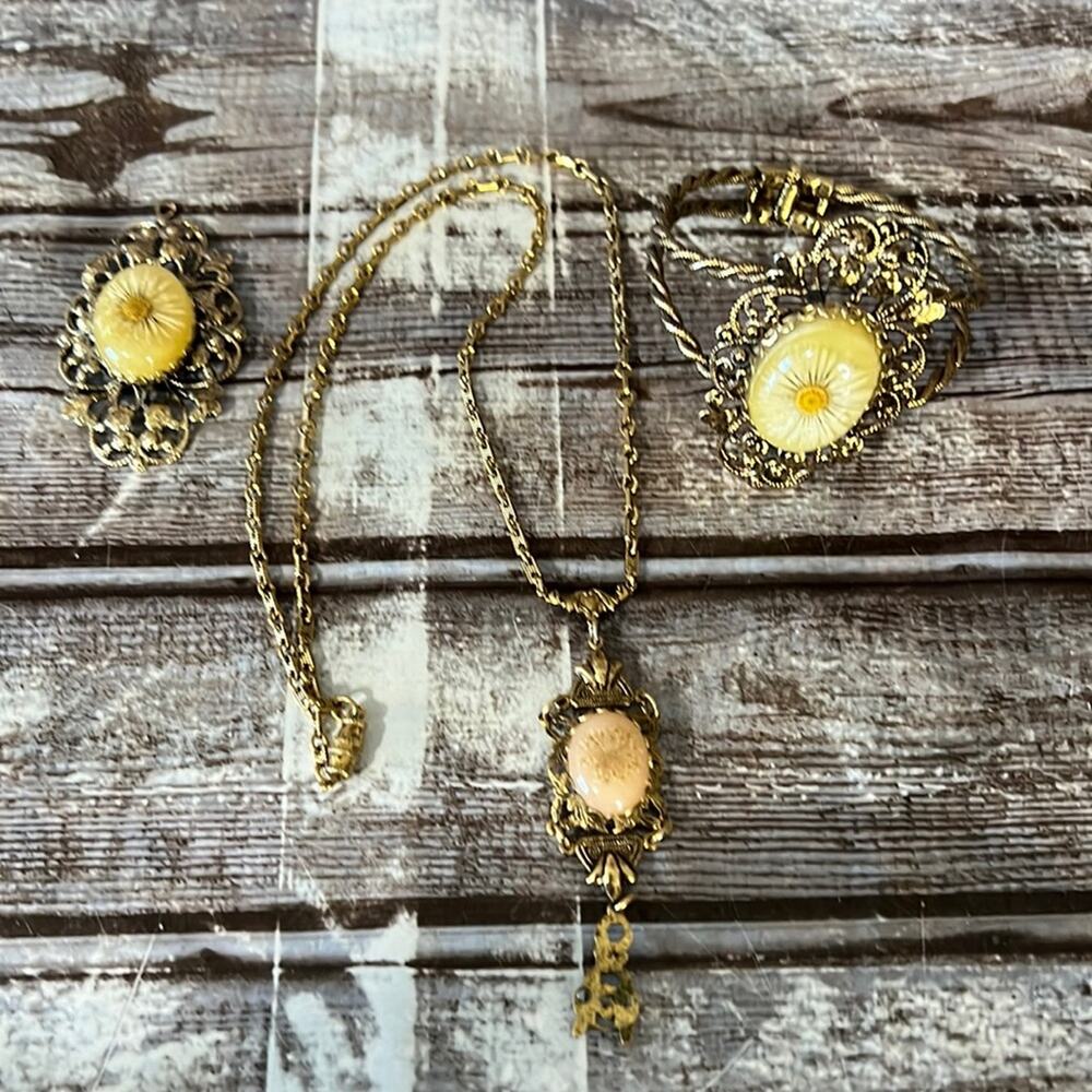 Vintage 1970’s Daisy Resin Gold Tone Jewelry, necklace bracelet and pendant